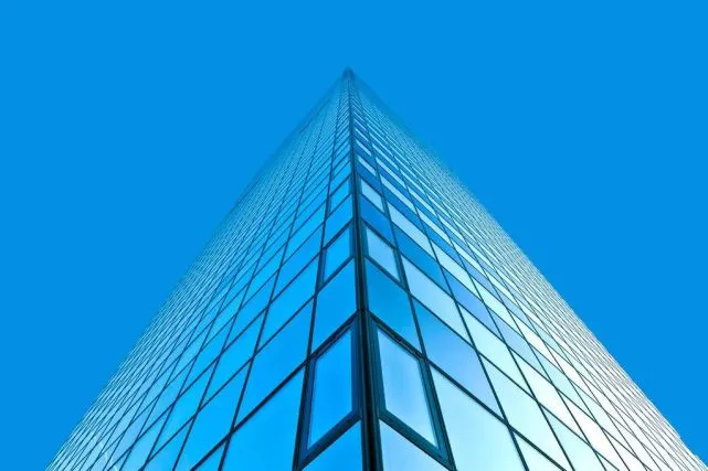 透明太阳能玻璃电池能效创新高 大楼靠玻璃窗发电或成现实